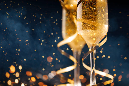 Szilveszteri hangulatú pezsgős poharakat ábrázoló kép.