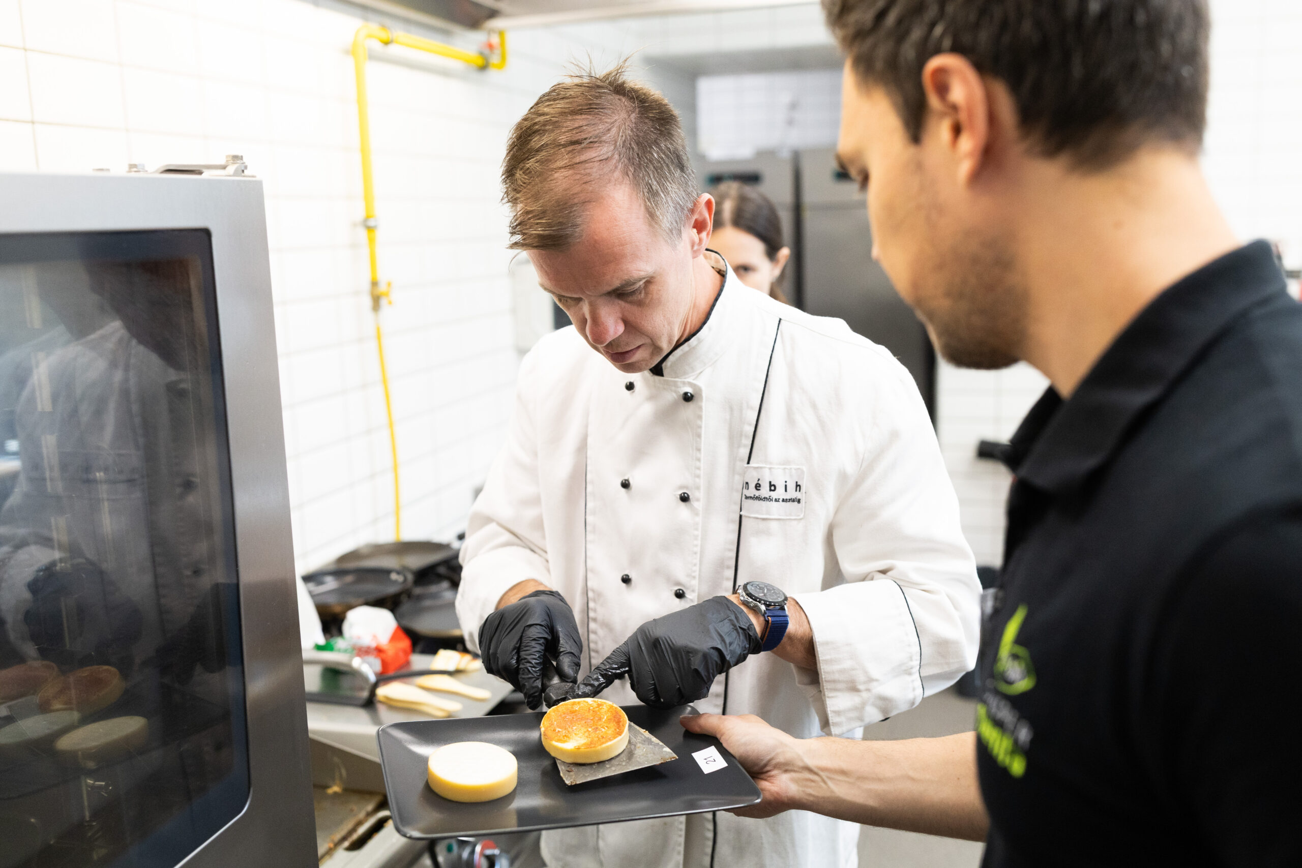 A képen a megsült grillsajt tányérra helyezése látható.