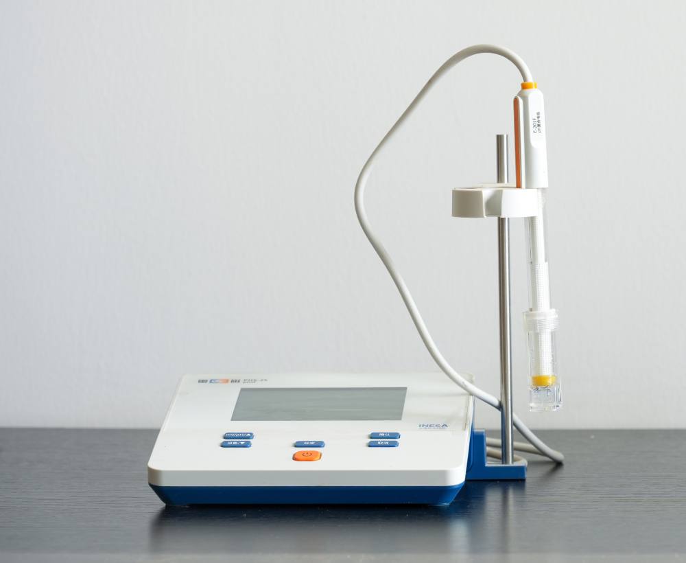 A képen egy pH-mérő készülék van.